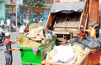 Waste being collected in HCMC (Photo: SGGP)